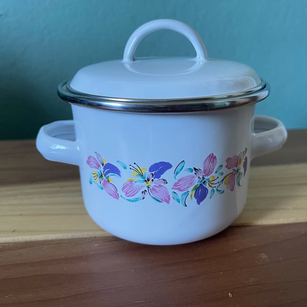 Small enamel pot white vintage